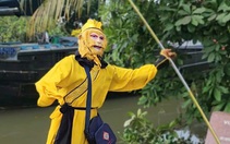 'Tôn Ngộ Không' một tay múa gậy bán vé số dạo, từng bán 12 tờ độc đắc