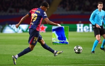 Lamine Yamal ghi siêu phẩm ở Champions League với chiếc giày rách