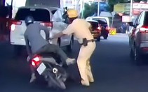 Người đi xe máy có nồng độ cồn kịch khung tông trúng chân cảnh sát giao thông