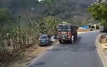 Tài xế lao ô tô vào lề đường vì vượt ẩu