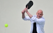 Huyền thoại quần vợt Andre Agassi đến TP.HCM đánh… pickleball