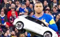 Kylian Mbappe bối rối vì chiếc xe điều khiển bị hỏng giữa sân