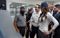 Đeo đồng hồ 60.000 USD đi thăm ‘siêu nhà tù’ ở El Salvador, nữ bộ trưởng Mỹ bị chỉ trích