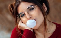 Nhai kẹo cao su có thể nuốt hàng trăm mảnh vi nhựa