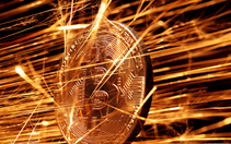 Giá bitcoin tăng vọt sau bài đăng của ông Trump, chuyên gia lo lắng