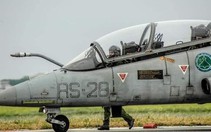 Ảnh vui 30-3: Phi công 'dùng chân' để lái máy bay
