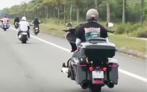 Công an mời làm việc người buông hai tay lái mô tô ở Quảng Nam