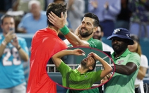 Cõi mạng bùng nổ khi Djokovic ra sân với mắt 'hờn cả thế gian'