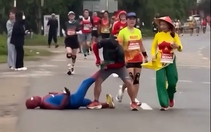 Siêu nhân bị chuột rút vì quên khởi động trước khi chạy bộ