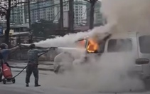 Ô tô bốc cháy ngùn ngụt giữa đường trong giờ tan tầm