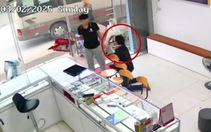 Thanh niên cướp điện thoại quỳ xin chủ tiệm tha tội
