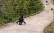 Cô gái ngồi xe trượt dốc, ôm cua xuống mương