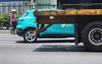 'Xông' ra làn đường ô tô đang chạy ở TP.HCM mời mua vé số
