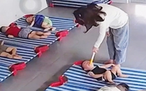 Xác minh clip trẻ bị túm hai chân đánh, nhét cây gỗ vào miệng