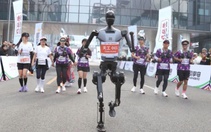 Hoãn giải bán marathon đầu tiên giữa robot và con người vì... gió