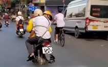 Tài xế xe ôm công nghệ cột khách say rượu vào người để tránh ngã