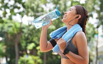 Uống nước thế nào để không bị xóc hông khi chạy bộ?