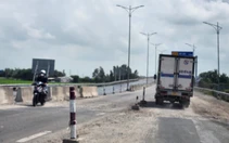 Dân phản ánh tuyến Lộ Tẻ - Rạch Sỏi nâng cấp ì ạch, trâu bò, xe máy đi lại lung tung