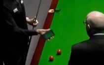Trọng tài billiard 'check VAR' bằng… điện thoại của khán giả
