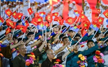 Bạn trẻ 'săn' chỗ đẹp xem diễu binh 30-4, quán cà phê 'cháy' chỗ