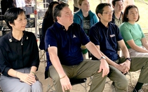 Đại sứ Mỹ thăm hiện trường rà phá bom mìn và tìm kiếm quân nhân mất tích ở Quảng Trị