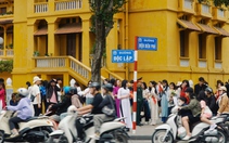 Chờ cả tiếng để check-in cùng biển tên đường Độc Lập