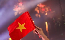 Pháo hoa rực sáng bầu trời Hà Nội mừng 50 năm thống nhất đất nước