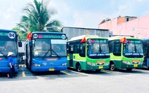 Nhiều xe buýt ở TP.HCM rực rỡ cờ đỏ sao vàng suốt dịp lễ 30-4