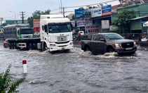 Quốc lộ 1 qua Đồng Nai lại ngập cục bộ sau cơn mưa chuyển mùa