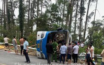 Xe khách lật ngang trên đèo Tam Đảo, 3 người chết, nhiều người bị thương