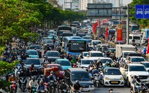 Người dân ùn ùn rời Hà Nội nghỉ lễ, dòng xe hàng cây số nhích từng chút ở cửa ngõ