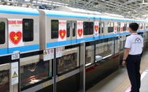 Toa tàu metro gắn tên tỉnh thành và biểu trưng mừng đại lễ 30-4