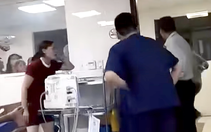 Điều dưỡng bị đạp vào bụng khi đang cấp cứu: Xử lý nghiêm để răn đe