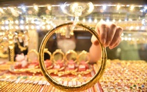 Giá vàng lao dốc, giá USD ngân hàng lần đầu chạm mốc 26.000 đồng