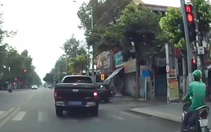 Bị ghi hình xe biển xanh vượt đèn đỏ, tài xế nói 'do đau bụng'