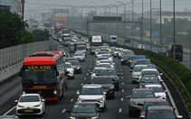 Rời Hà Nội từ rạng sáng vẫn không 'thoát' tắc đường, dòng xe gần 7km ùn ùn hướng về cửa ngõ