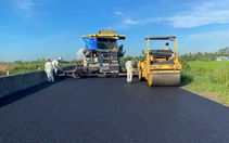 Công nhân thi công xuyên lễ nâng cấp mặt đường cao tốc Lộ Tẻ - Rạch Sỏi