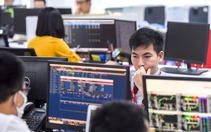 Chứng khoán đỏ lửa, nhiều người chớp thời cơ vợt hàng rớt giá