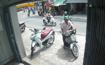 Lao xe máy vào nhà dân để tránh tai nạn