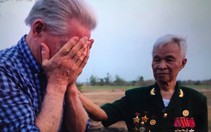 Con trai McNamara và hai người cựu chiến binh Việt Nam khóc ở Ia Đrăng