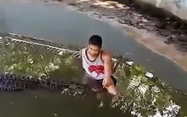 Tưởng con cá sấu là tượng, du khách đến ngồi cạnh để selfie