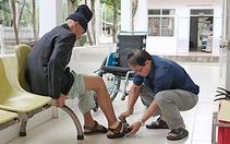 Những đôi giày độc bản ở làng phong Quy Hòa