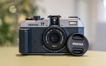 Pentax 17: Máy ảnh phim chia đôi khung hình của Ricoh