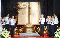 Tổng Bí thư Tô Lâm tặng tác phẩm 'Việt Nam - những trang sử vàng' cho Khu di tích Kim Liên