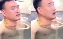 Sợi dây chuyền vàng 'phản chủ' giữa hồ bơi