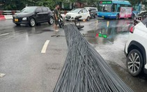 Để bó sắt dài rơi xuống đường gây ùn ứ cầu Chương Dương, tài xế ô tô bị xử lý