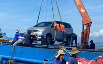 Dân Lý Sơn thuê tàu chở ô tô vượt biển vào đất liền đăng kiểm