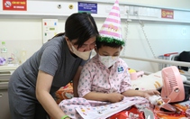 Bệnh nhi ung thư mừng sinh nhật trong bệnh viện, ước mơ khỏi bệnh thành bác sĩ