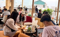 Từ xôn xao quán cà phê bịt hết ổ điện: Cách nào để xử lý khách 'cắm rễ' mà không bị chửi?