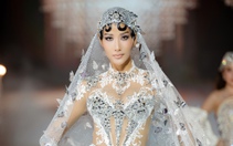 Hoàng Thùy đẹp tựa nữ thần trong thiết kế của Chung Thanh Phong